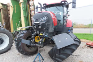 Unimog Traktor mit großen Reifen, im Außeneinsatz auf einem landwirtschaftlichen Gelände.