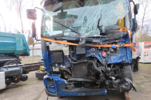 Schwer beschädigter LKW nach Unfall, Frontschaden mit zerbrochenem Windschutz, bei WRP Kfz-Sachverständigenbüro Rhein-Neckar für Unfallgutachten und Schadensbewertungen.