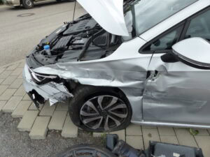 Elbeseitigter Audi mit Unfallschaden an der linken Fahrzeugseite, dem Motorraum und der Front, im Bereich Rhein-Neckar, professionelle Unfallrekonstruktion durch WRP Kfz-Sachverständigenbüro.