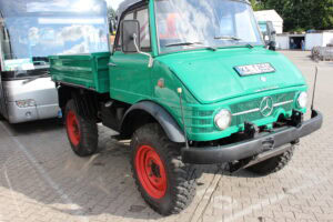 Kleintransporter Mercedes-Benz Unimog, grün mit roten Felgen, Einsatzfahrzeug, Oldtimer, Nutzfahrzeug, Kfz-Sachverständigenbüro Rhein-Neckar, Fahrzeugbewertung, Unfallgutachten, Fahrzeugprüfung, Reparatur, Kfz-Expertise.