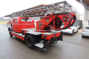 Rettungswagen mit Drehleiter im Einsatz, Feuerwehrfahrzeug für technische Hilfeleistung und Brandbekämpfung, Rhein-Neckar, professioneller Kfz-Sachverständigenservice.