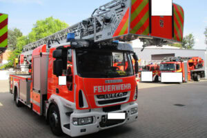 Feuerwehrfahrzeug mit Dacharbeitskorb, Einsatzfahrzeug der Feuerwehr Rhein-Neckar, moderne Brandbekämpfung, Rettungseinsatz, Feuerwehr-LKW in Rot mit Markierungen, Fahrzeug der Kfz-Sachverständigenbüro.