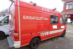 Einsatzleitwagen Feuerwehr, rot mit Aufschrift Einsatzleitung, Einsatzfahrzeug, Notfall, Katastrophenschutz, Rhein-Neckar, professionelle Feuerwehrtechnik, Einsatzfahrzeug für Brandbekämpfung und Rettungsdienste.